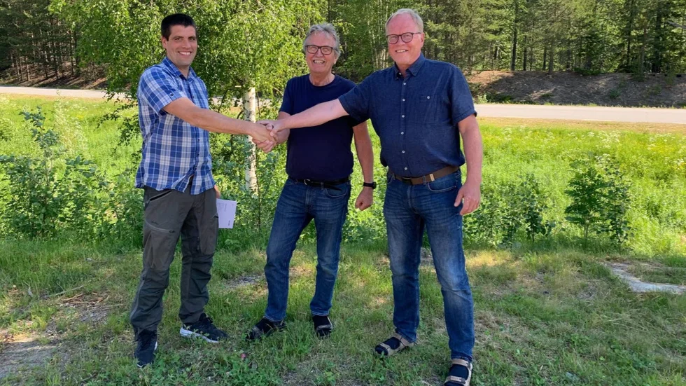 Fr v Johan Karlsson, virkeschef Holmen Skog region Nord, Jerry Wikström, vd Fabriken i Bastuträsk och Lars Eriksson, vd Norsjö Frakt. Köpet blev klart på måndagen.