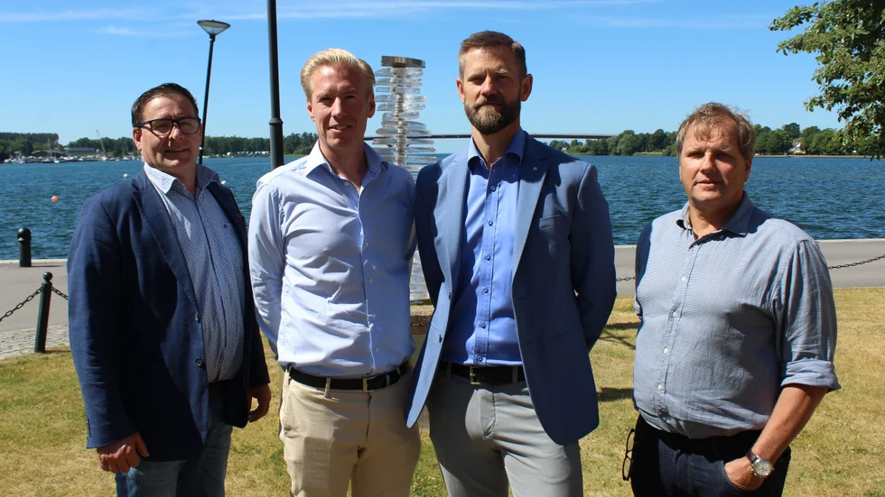 "Ska vi få fart på centrum måste vi alla dra åt samma håll", säger Lars Åke Landén, VD för bostadsstiftelsen Platen. Från vänster: Daniel Starkengren, styrelseordförande Platen, Rikard Norman, Fastighetsägarna, Mark Henriksson (M), kommunstyrelsens ordförande och Lars Åke Landén.