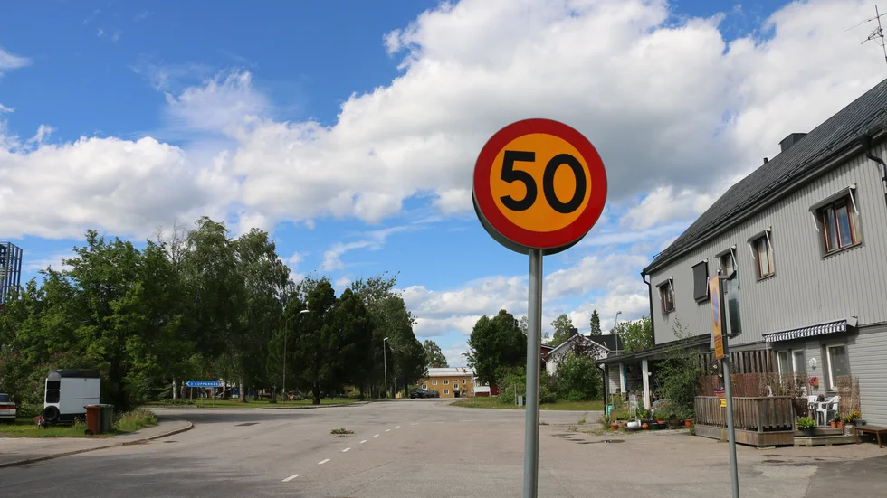 "När man saktar ned från 50 till 40 måste i stort sett alla bilar växla ned ett steg och då ökar drivmedelsförbrukningen", skriver signaturen "Bilägare och bilmekaniker". (Arkivbild)