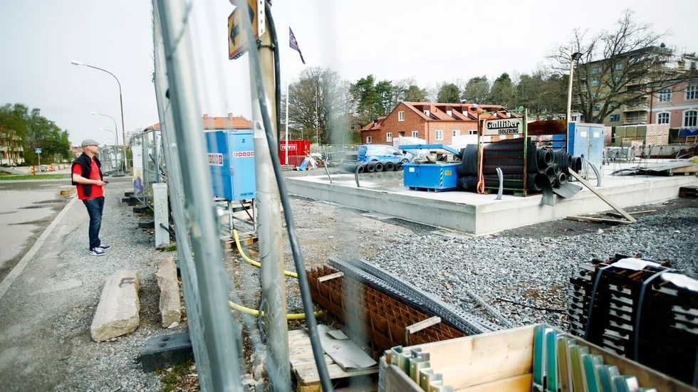 Den här färdiga betongplattan står 85 centimeter för nära Eskilsgatan. Nu ska den rivas och byggas om till en kostnad av 1,7 miljoner kronor.
