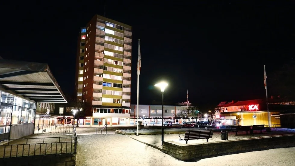 Väktaren överfölls utanför Ica-butiken klockan 23.45, onsdagen den 26 april.