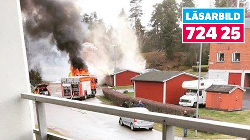 En husbil började brinna i Hälleforsnäs strax före klockan 14.50 på torsdagen.