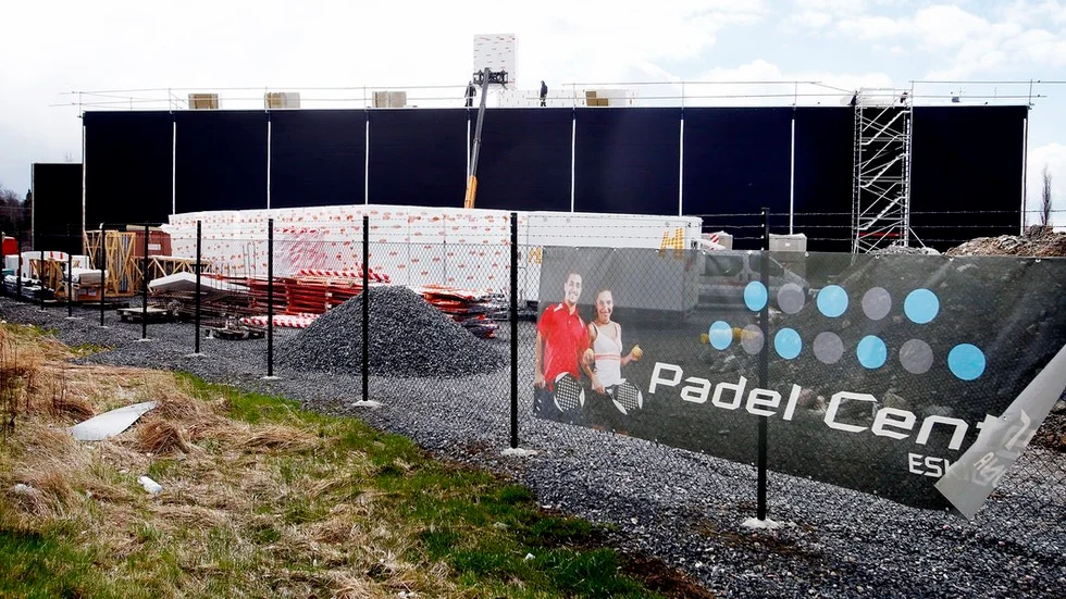 Så här såg Eskilstunas första padelbana ut 2017, långt innan pandemin. Under det senaste året har planer på att bygga fler padelhallar i Eskilstuna har ställts in. Vissa tror att det beror på minskat intresse, andra på att padelhallar är överetablerade i hela landet.