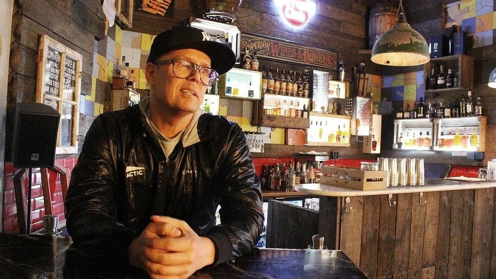 Mats Andersson driver Biff grill och bar samt Gränden. Han hoppas att hans restauranger ska bli naturliga samlingsplatser för AFC Eskilstunas motståndarsupportrar i allsvenskan. Men han är inte ensam om den planen, även ägarna av Vita huset är inne på samma spår.