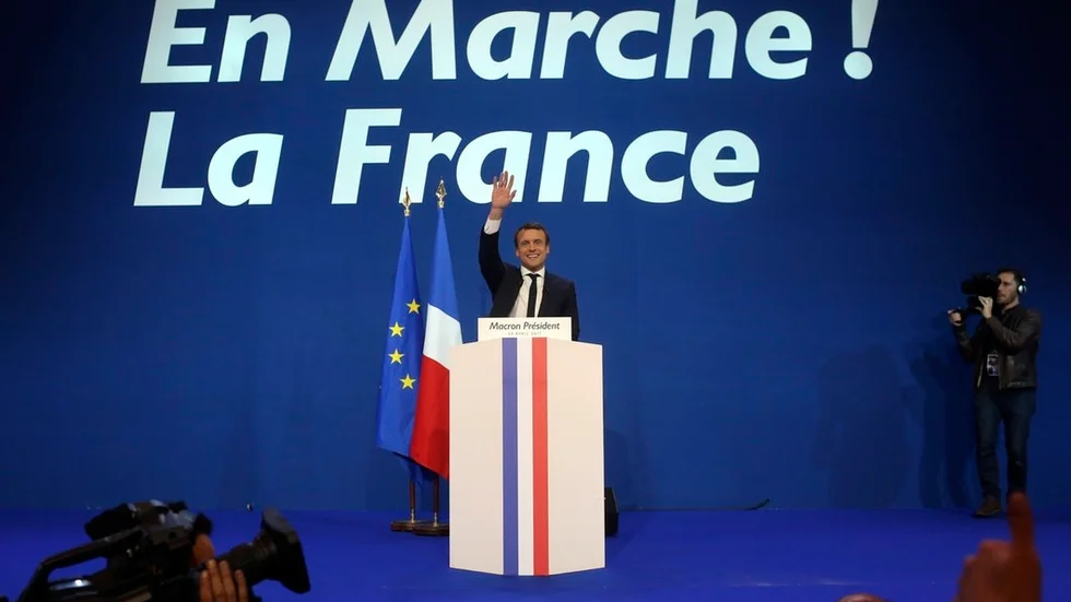 I Frankrike beskrivs Emmanuel Macron som ung. Bland svenska partiledare ligger han i mitten.
