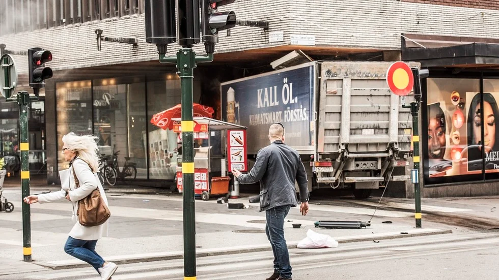 En kapad lastbil mejade ner en folkmassa på Drottninggatan i Stockholm på fredagen. Foto: Tomas Oneborg / SvD / TT