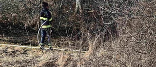 Skogsbrand nära villaområde i Nyköping