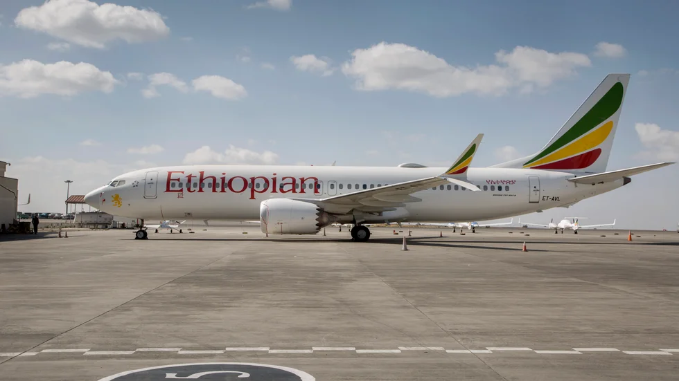Ethiopian Airlines har stängt av två piloter. Bilden föreställer ett annat av flygbolagets plan i Addis Abeba.