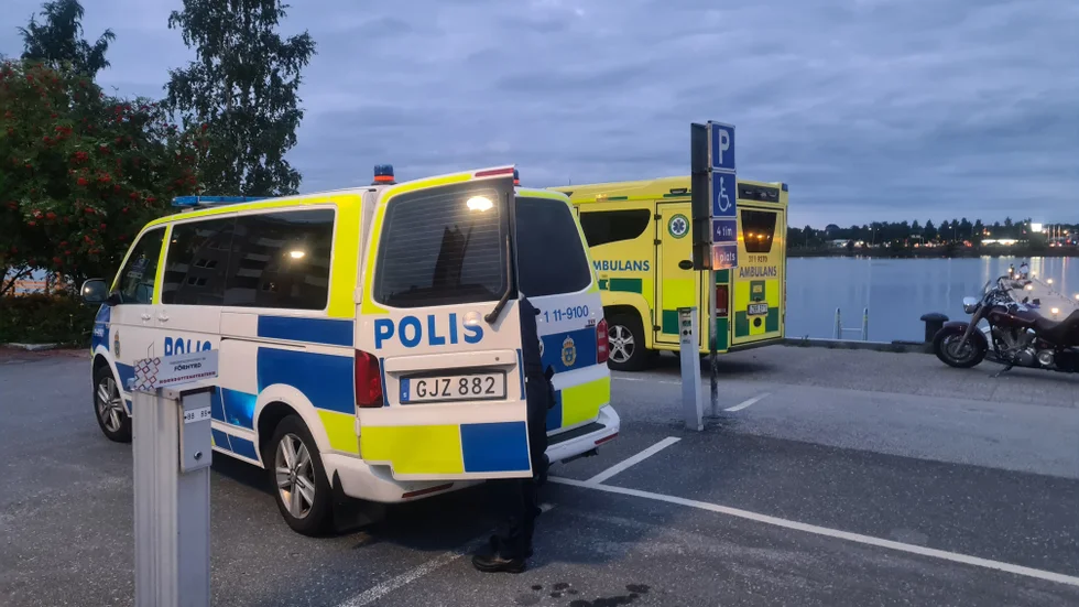 En avliden person har hittats i vattnet vid Norra hamn i Luleå. 