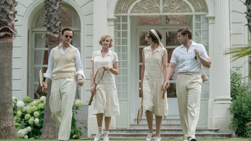 De brittiska aristokraterna byter lyxmiljö. Från godset i England till en villa i södra Frankrike i "Downton Abbey: En ny era". Från vänster: Harry Hadden-Paton som Bertie Pelham, Laura Carmichael som Lady Edith, Tuppence Middleton som Lucy Smith och Allen Leech som Tom Branson. Pressbild.