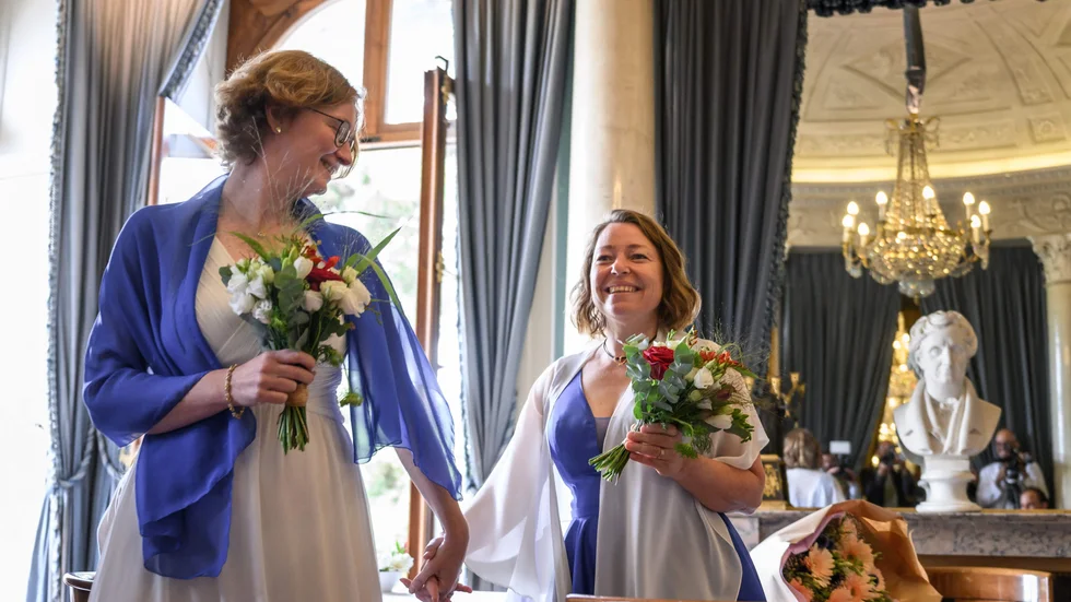 Laure och Aline gifter sig i stadshuset i Genève. Nu är samkönade äktenskap tillåtna i Schweiz.