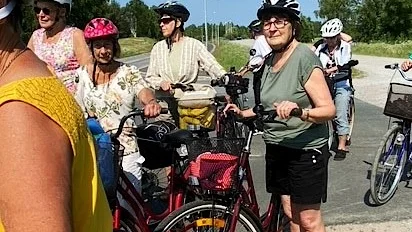 Ett glatt gäng seniorer av sig tillsammans ut på en cykelutflykt.
