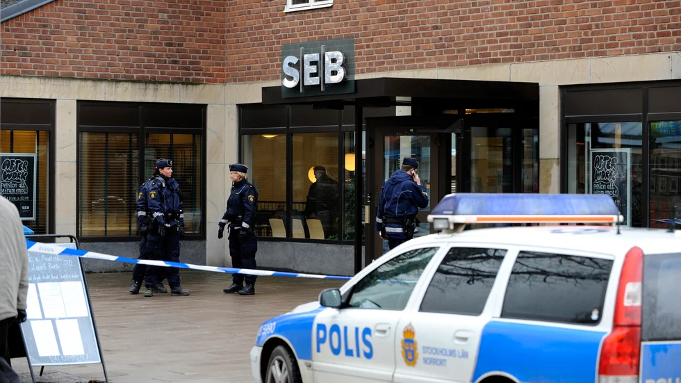 Rånad bank. Numera en sällsynthet. Sina kontor har bankerna skyddat med framgång. De kriminella har då gett sig på bankernas privatkunder i stället, och dem är bankerna mindre bra på att skydda. 