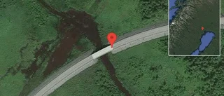 En personbil i singelolycka på väg 383