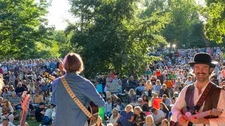 Jesper Lindell & Band varen av akterna på nypremiären av Picnic i Parken. Det blev publikrekord, med cirka 7 000 besökare.