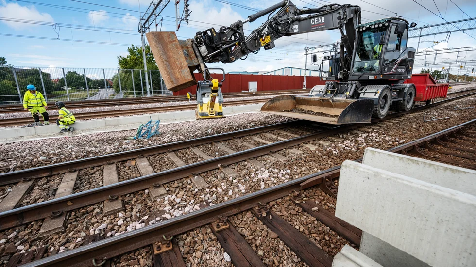 Banarbete på gång. Resenärer i Östergötland kan räkna med störningar i tågtrafiken under sommaren.