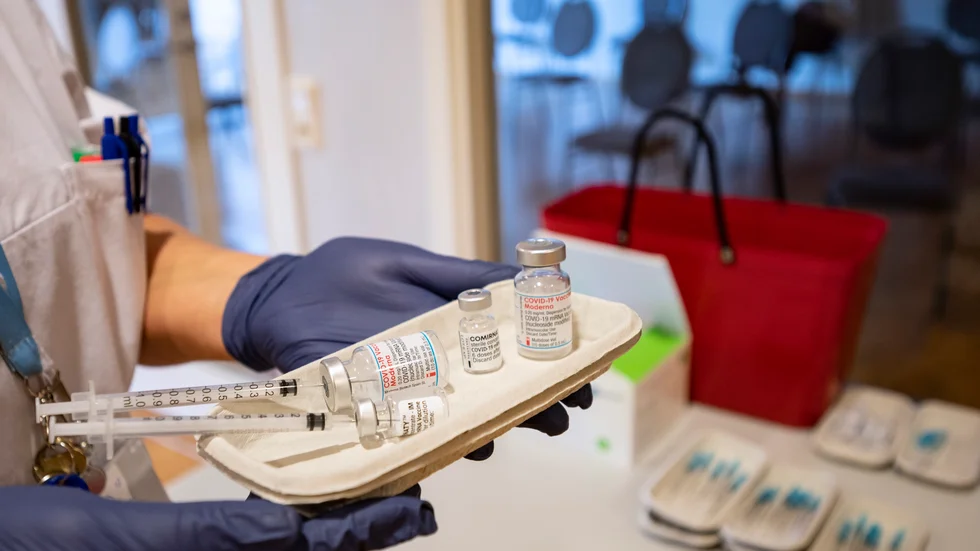 När forskare tittade på uppgifter om rapporterade biverkningar efter mRNA-vaccin mot covid-19 fann de att gravida i lägre grad rapporterat biverkningar än de som inte var gravida.