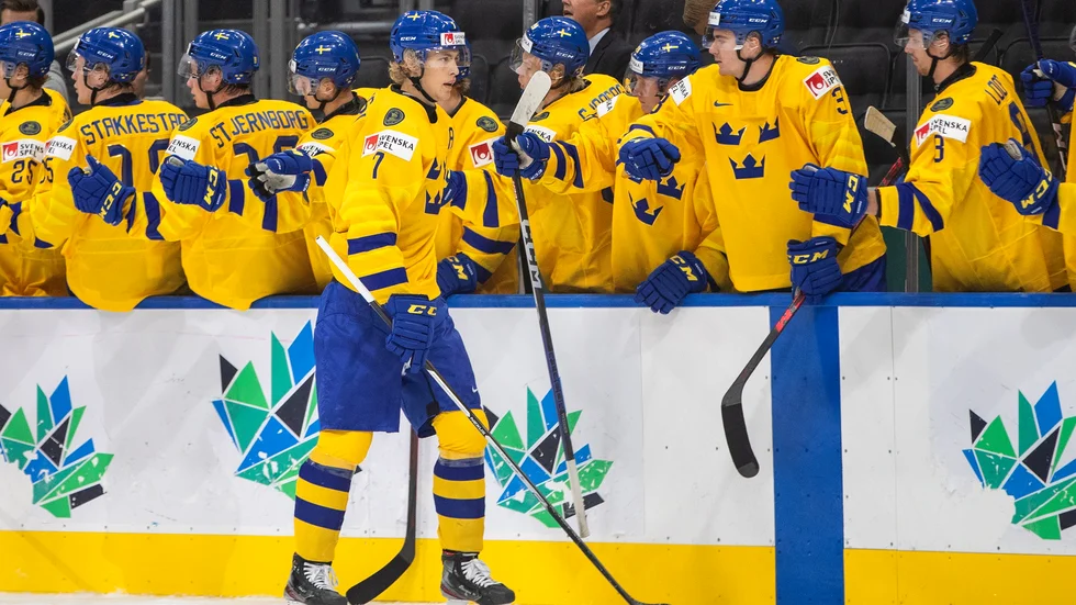 Simon Edvinsson gjorde det första målet i Sveriges 6–0-kross mot Österrike i JVM-gruppspelet.
