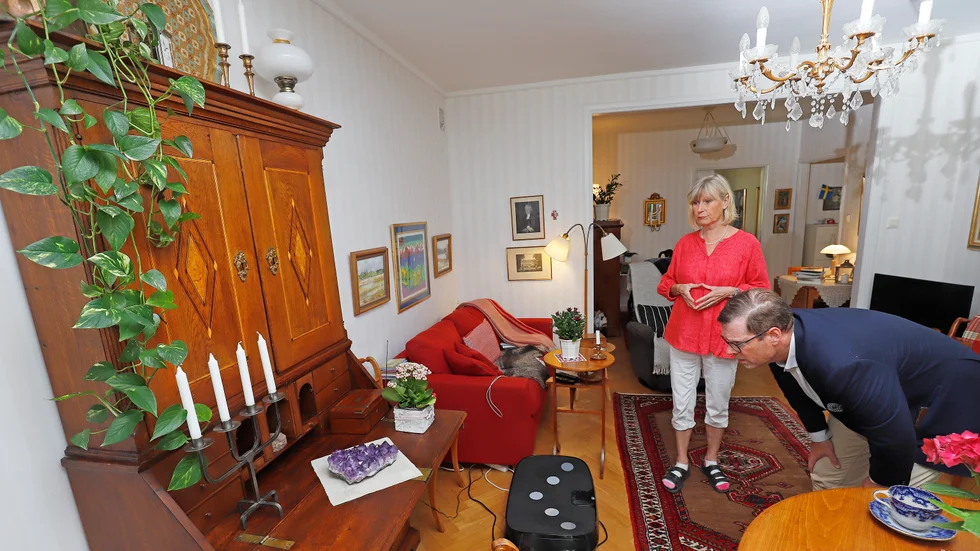 När Antikrundans redaktion får in bilder på stora och tunga föremål åker programmets experter ut och gör hembesök inför inspelning. Här kikar Erik Ingare in Ett äldre skåp som Karin Lindén fått i arv.