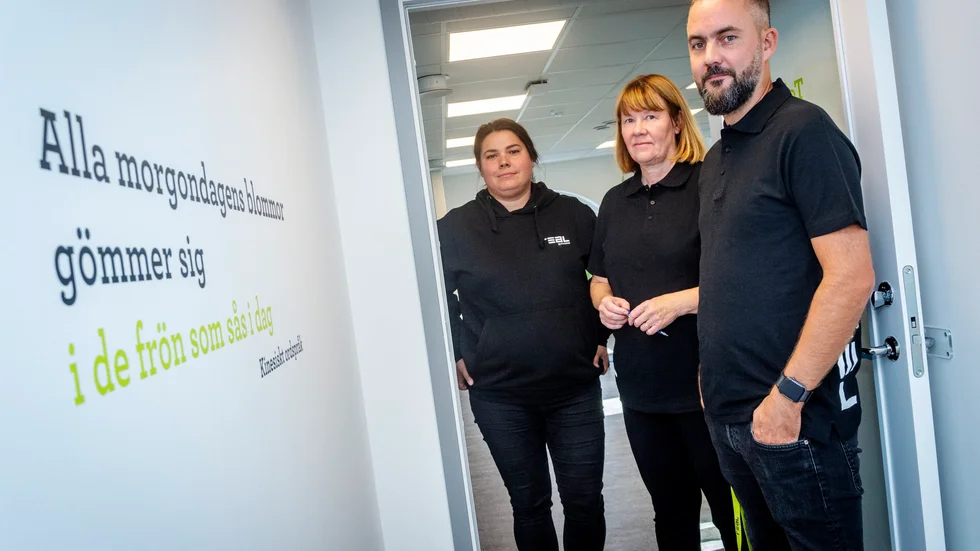 På tisdagen visar Lina Hammar, Gunilla Moberg och Niklas Lindgren upp Luleås nya naturbruksgymnasium som ligger på Stationsgatan intill länsstyrelsen. I en korridor på Realgymnasiet finns det kinesiska ordspråket "Alla morgondagens blommor gömmer sig i de frön som sås i dag."