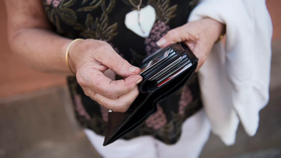 Kvinnan i Arvidsjaur har tagit emot fyra överföringar från den lurade kvinnan, totalt 125000 kronor, innan hon omsatt det i överföringar, Swish-betalningar, bankomatuttag och kortbetalningar. (Arkivbild)