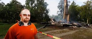Paret flydde lågorna när huset brann ner: "Det känns tomt, men vi klarade oss" ✓Grannen Kim var först på plats