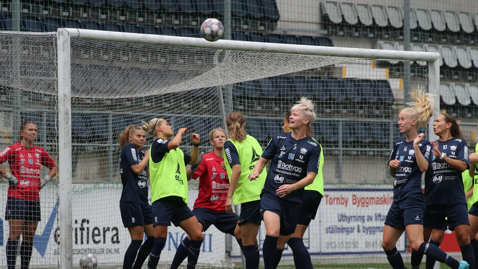Hörnor var en av träningsövningarna under fredagens träning. Vem det siktades mot? Oftast Nilla Fischer. 