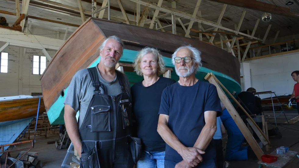 Bobby Cyrus, Pia Jurell och Caj Claeson hjälper tillsammans till för att lära ut om båtrenovering.