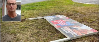 Valaffischer vandaliserade timmar efter uppsättning • Kommunalrådet: "Ska polisanmäla det här"