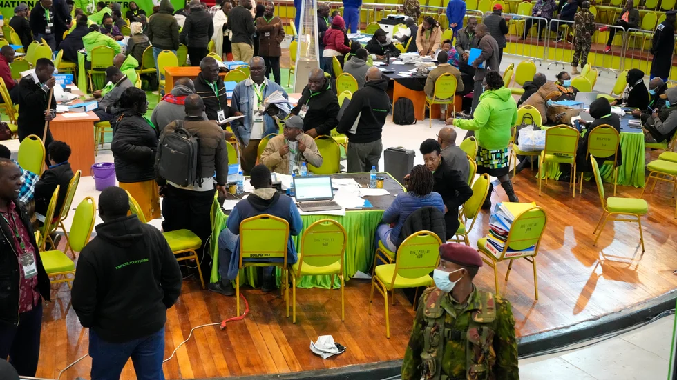 Soldater på vakt i den nationella rösträkningscentralen i Nairobi på söndagen.