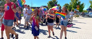 Kärlek, skratt och värmebölja – under årets Pride day i Vingåker: "En viktig kamp"