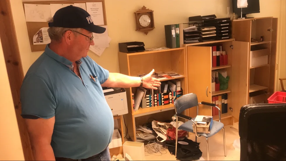 Jan Ancker, ordförande i SPF Seniorerna visar oredan efter inbrottet i Powerhuset.