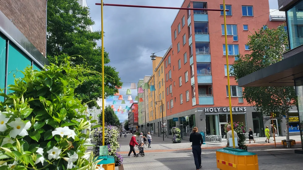 Så här högt är Armand Duplantis stavhoppsrekord, a 6,20 meter. Ställningen står på Hantverkaregatan i centrala Norrköping.