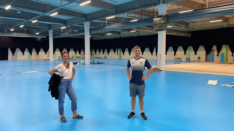 Solfjäderstadens ordförande Åsa Edström och ungdomsansvarige Simon Svensson visar upp den nya jättehallen Radiomasten innebandycenter som står inflyttningsklar 1 september. Fem spelplaner kommer att rymmas på ytan.