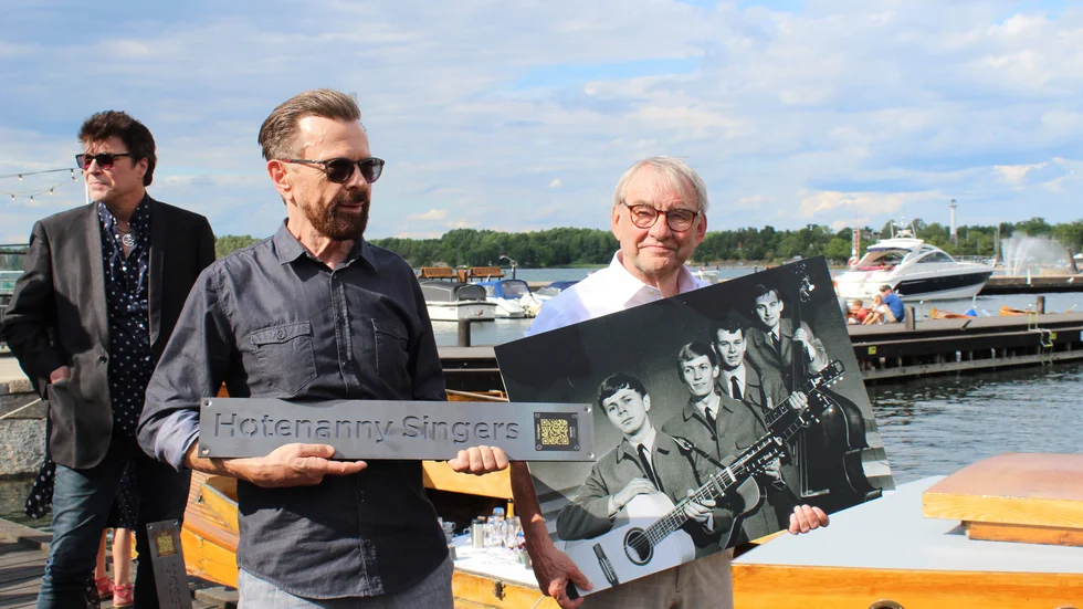 Björn Ulvaeus ochTonny Rooth vid invigningen av Hotenanny Singers plats på Visvägen 2022.