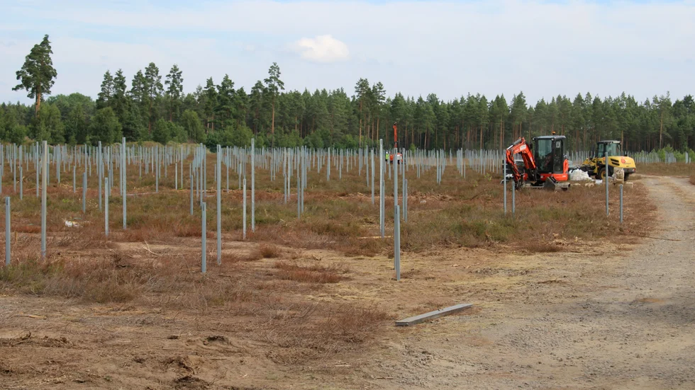 Bygget av solcellspark på Kiras öken vid Silverslättsvägen i Hultsfred är i full gång. Stativen är uppsatta och monteringen av solpanelerna har kommit igång, berättar Johan Erehenberg, vd på ETC.