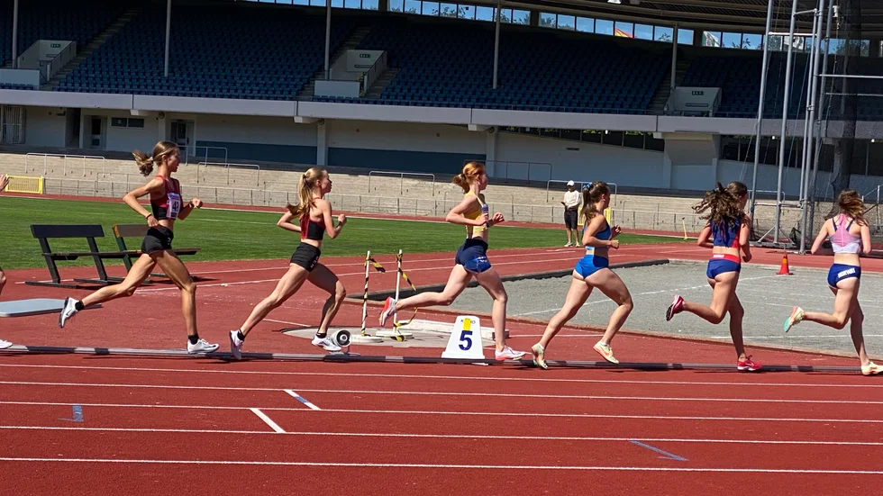 Ida Knutsson, Upsala IF, (trea fr v) imponerade och blev tvåa på 3000 meter. 