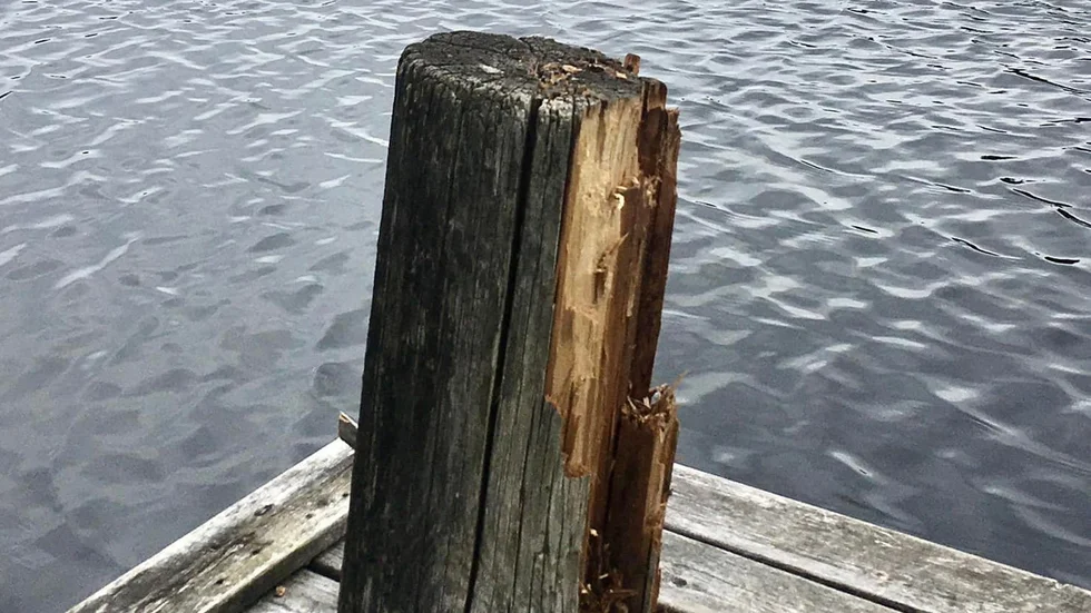 Bryggstolpen vid Lilla badet har blivit vandaliserad.