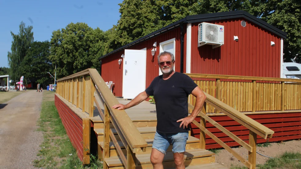Campingvärden Robert Edlund är nöjd med det nya servicehuset, även om det blev försenat till årets säsong som nu är i full rusch.