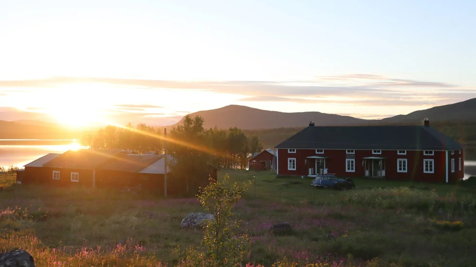 Midnattsol över Salmi by på andra sidan Torneträsk, fotad av Samuel Stöckel.