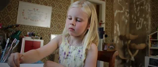 Esther, snart 8, är den yngsta medlemmen i kommunens konstförening: "Det är roligt att få använda fantasin"