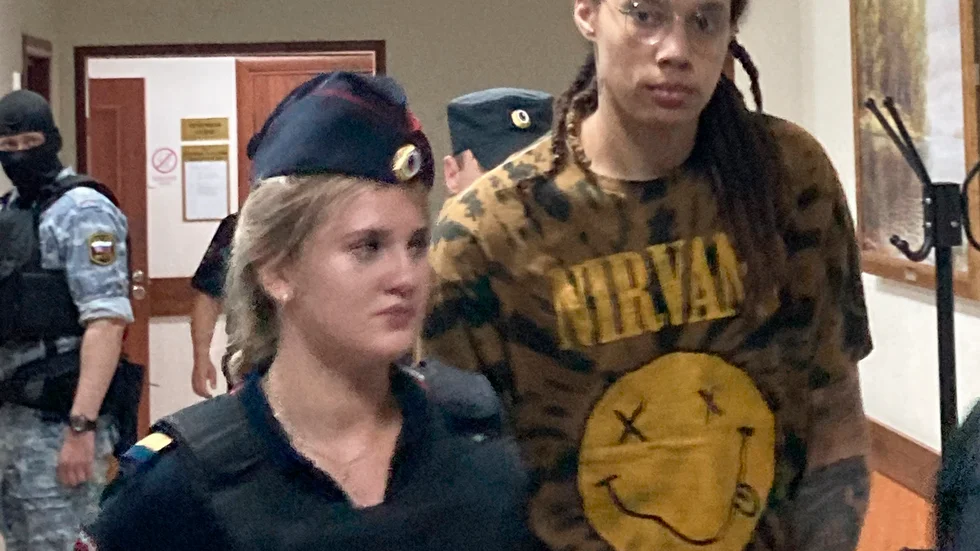 Brittney Griner förs in i rättssalen.