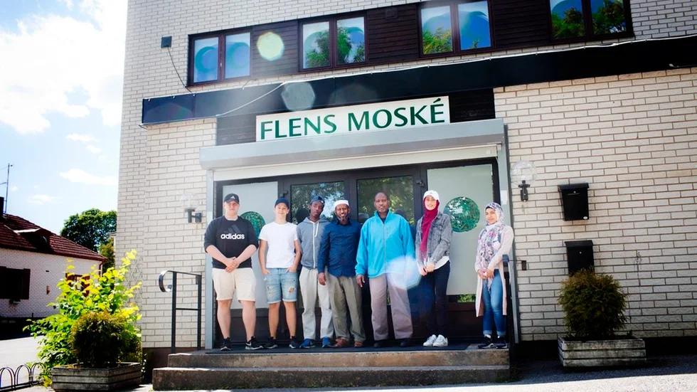 Ett glatt gäng utanför moskén i Flen: Christopher Bagley, Svante Thorslund, Sayid Omar, Abdi Osman, Hussein Mohammed och Fatma Eljassem och Elma Drmaku.