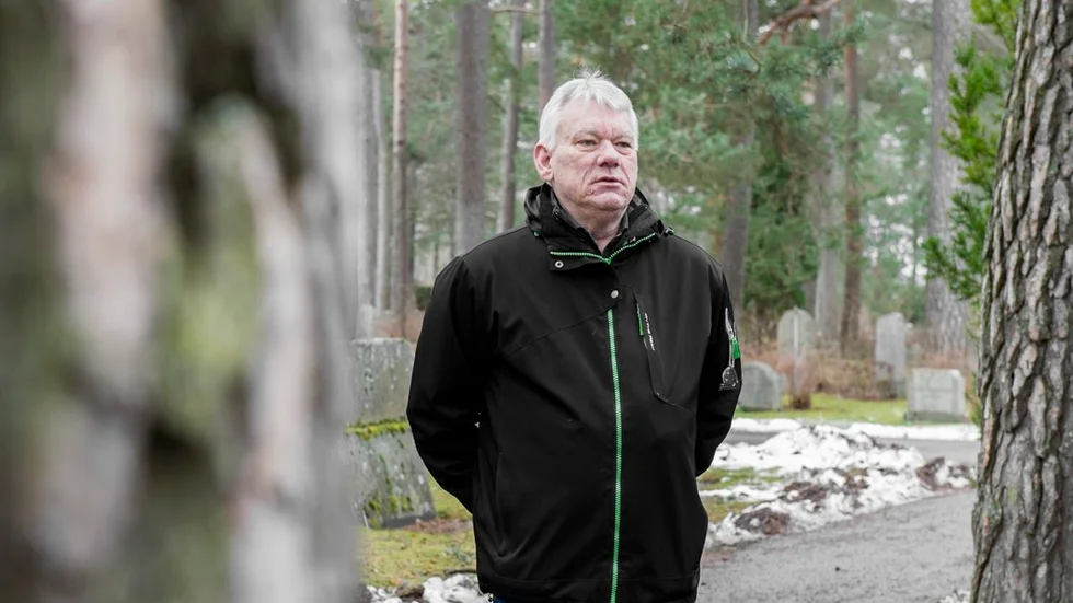 Kalle Hansson är chef för kyrkogårdarna i Nyköpings församling. Nu söker han efter gravrättsinnehavare till gravplatser för att uppdatera registren och få bättre ordning bland gravarna.