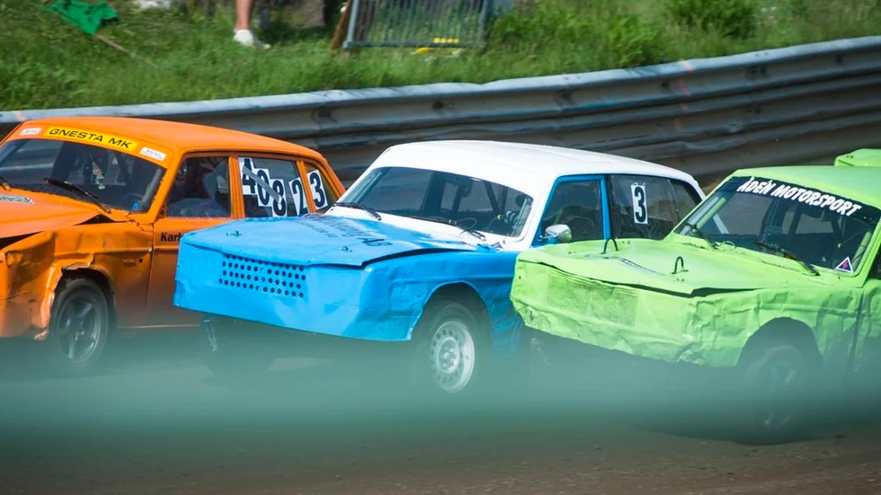 Markus Karlsson i sin oranga Volvo försöker slita sig loss i den täta fighten efter start för att få bra position inför första kurvan.