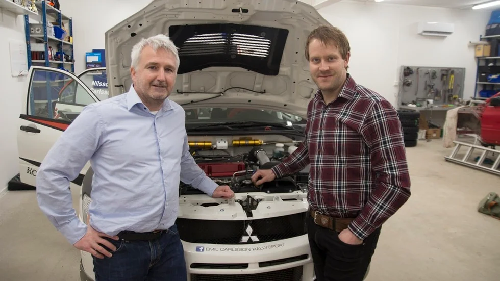 Magnus Nilsson och Emil Carlsson med bilen som är i topptrim efter turbobyte och bränslebyte. Förhoppningen är att de ska ta sig till finalen på söndagen.