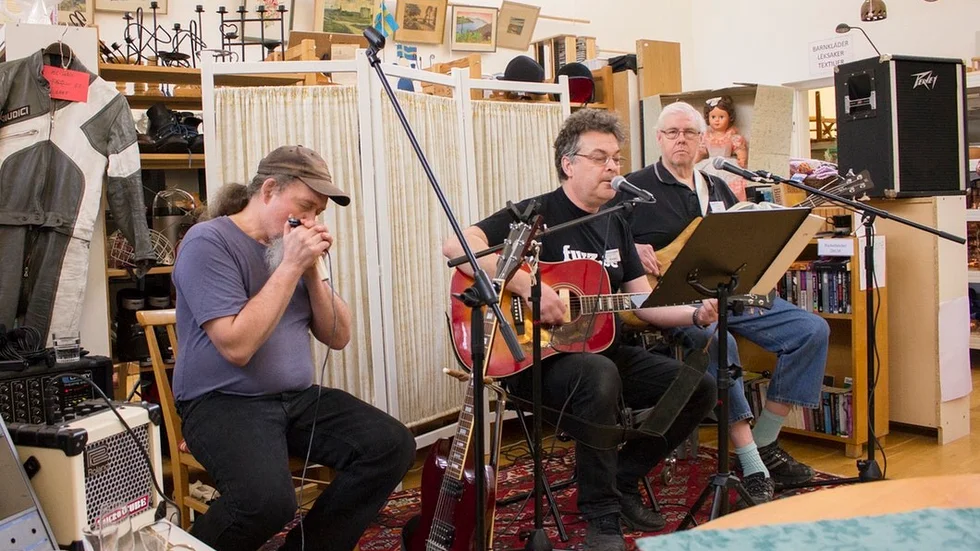 Second hand band, Jonas Karlsson, munspel och gitarr, Mikael Svennberg, gitarr och sång, och Kjell Larsson, bas, underhöll besökarna.