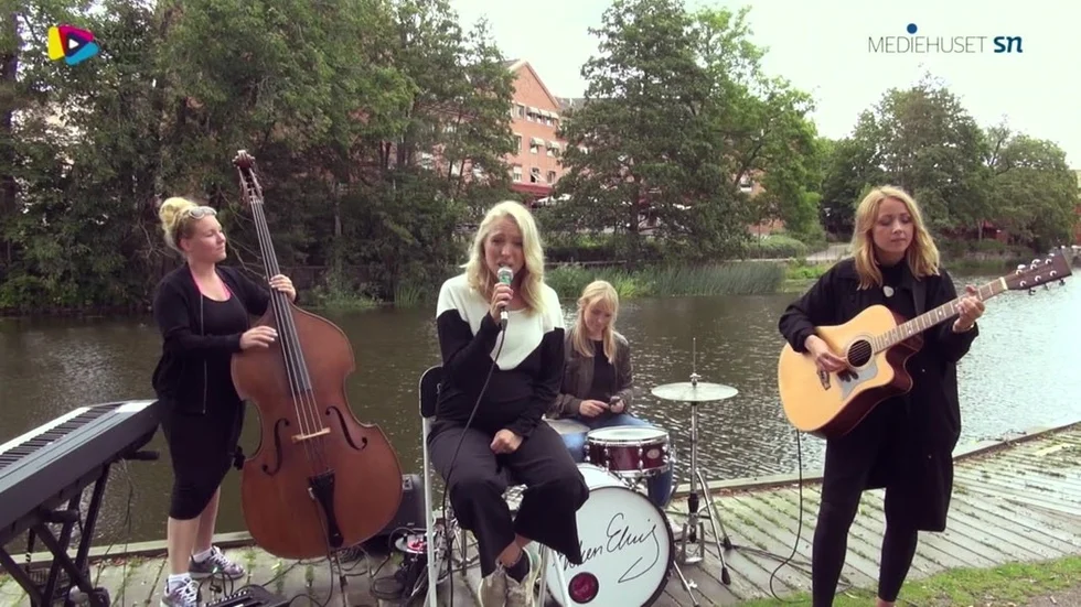 Fröken Elvis spelar låten "I ett land".