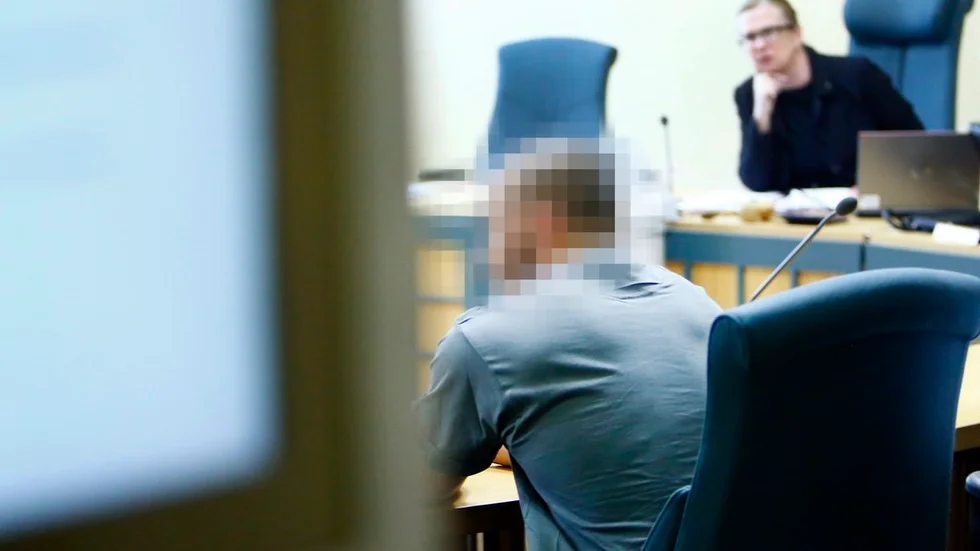 24-åringen nekar, liksom 20-åringen, till brott. De häktades på sannolika skäl misstänkta för rån. Det är den starkaste misstankegraden vid häktningsförhandlingar.