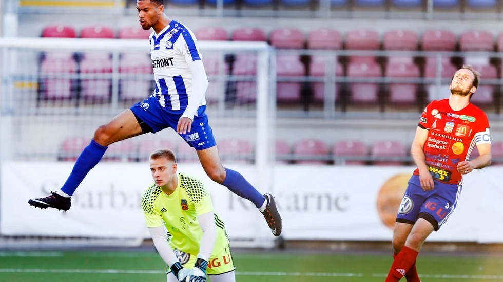Aaron Zahui Bazoukou svarade för Citys fullträff när Eskilstunalaget spelade 1–1 på Tunavallen Här flyger han över målvakten Pontus Johansson efter sin kvittering.